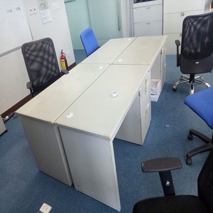 Kho hàng với đồ thanh lý xếp gọn